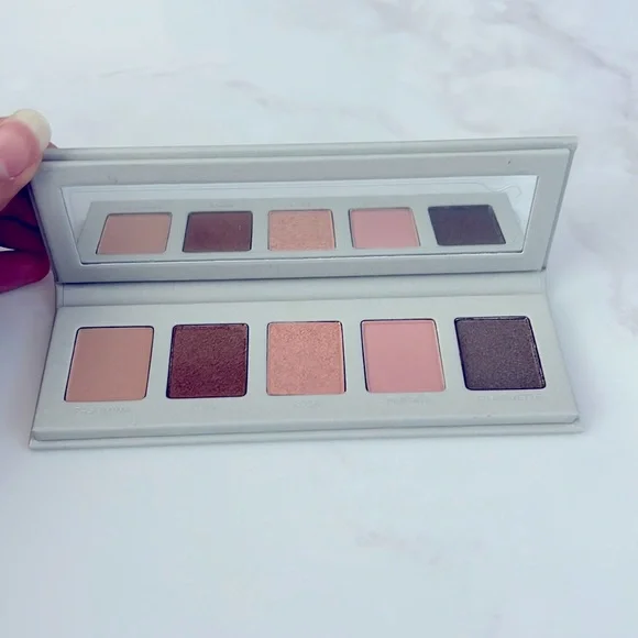 Beauty Counter Eye Shadow - Picture 1 of 3